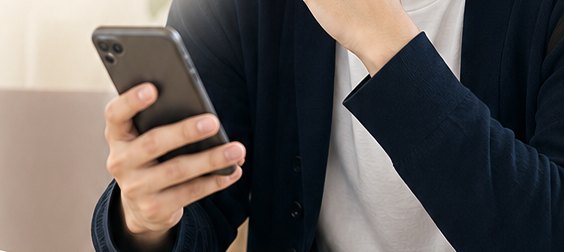 スマホで求人を見る様子
